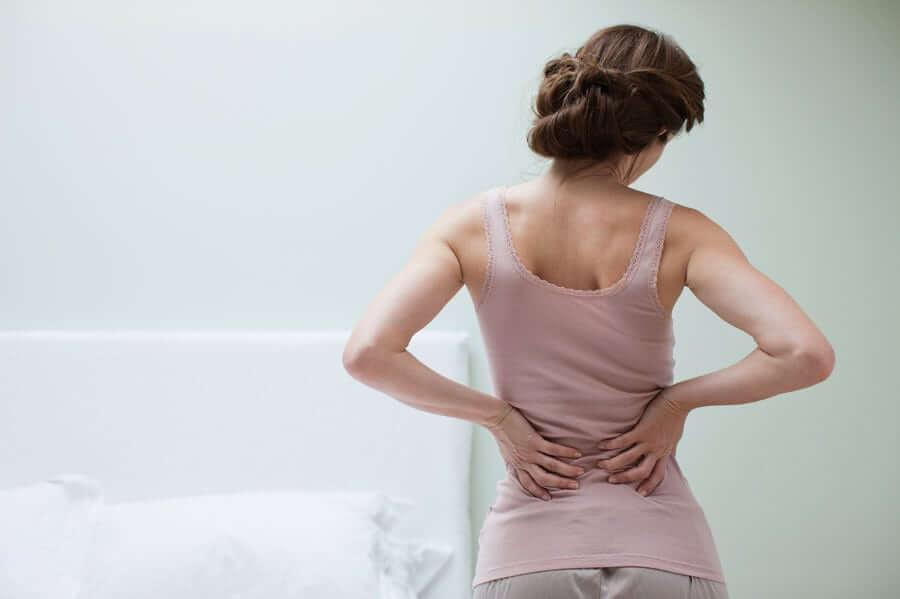 Dehnübungen - Frau mit Rückenschmerzen