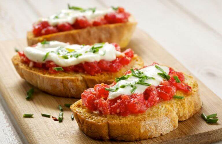 Frischkäse-Tomaten-Toast