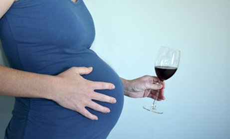 Schwangere Frau mit Rotwein