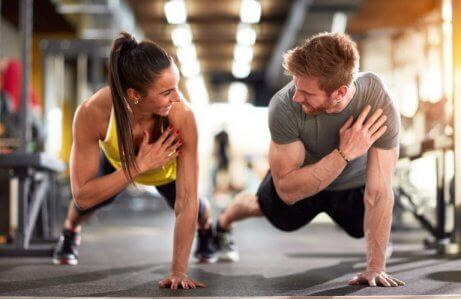 Mann und Frau trainieren