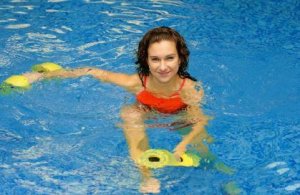 10 Wasser-Aerobic-Übungen: Eine Routine für Schwimmer