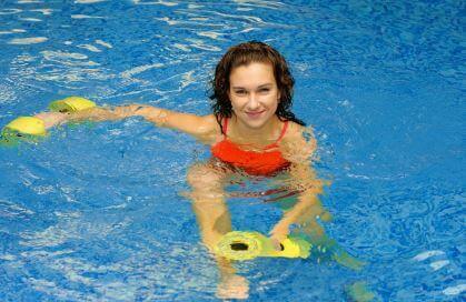 10 Wasser-Aerobic-Übungen: Eine Routine für Schwimmer