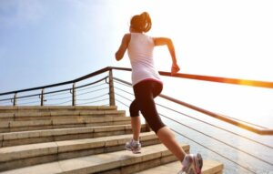 Muskelgedächtnis - Frau läuft Treppen hinauf