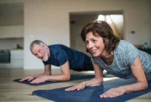 Muskelabbau vermeiden - ältere Menschen beim Training