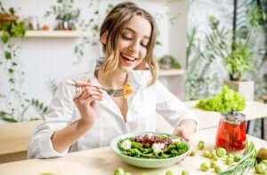 Nährwerttabelle - Frau isst Salat