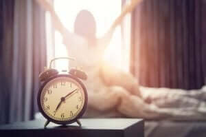 gesunder Lebensstil - Frau wacht morgens auf