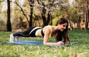 Die Planke mit Hüftdrehung ist ideal für Frauen, das sie dazu beiträgt, die Hüften zu betonen