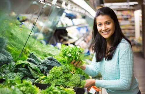 Nachhaltige Ernährung - Frau an Salattheke