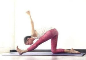 Yoga-Posen können helfen, um verspannte Oberschenkelflexoren zu entlasten