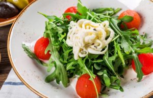 La salade, si elle n'est pas de riz ou de pâtes, est un exemple idéal de dîners légers après le sport.