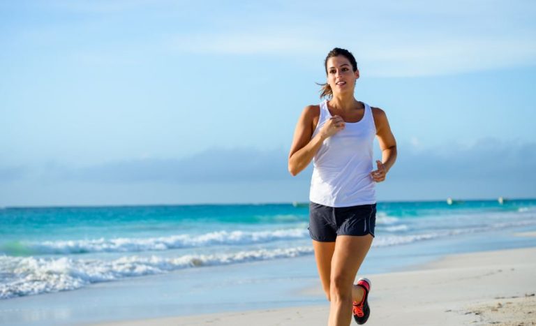 7 meilleurs bienfaits de courir sur la plage