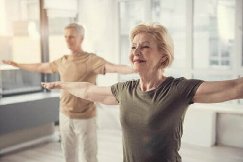 Étirement total du corps pour les personnes âgées