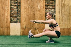 Exercices d'ischio-jambiers : squat sur une jambe.