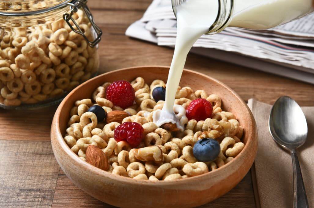 Les bienfaits des céréales complètes avec du lait et des fruits.