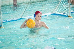 Le water-polo est un sport aquatique qui se déroule dans une piscine où deux équipes s'affrontent avec un ballon.