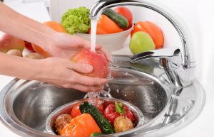  Laver les fruits et les légumes avant de les manger est indispensable pour éviter l'ingestion de toxines, de germes et de bactéries.
