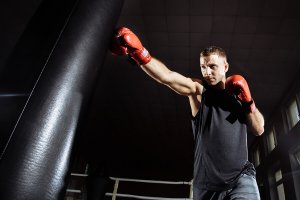 Sports anti-stress : un homme qui fait de la boxe.