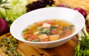 Plat de soupe avec des légumes