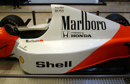Une voiture de F1 dans un musée