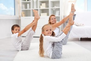 Des enfants pratiquent le yoga avec leur mère