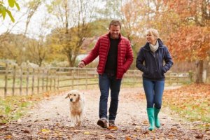 couple marchant avec un chien : obésité et sport