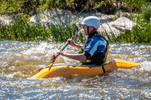 Un homme sur un canoë-kayak qui fait du rafting.