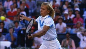 Parmi les sportifs européens : Martina Navratilova lors d'un match de tennis.
