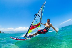 Un homme qui fait du windsurf dans la mer.