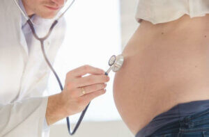 femme enceinte chez le médecin