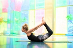 Une femme pratique du yoga sans douleurs