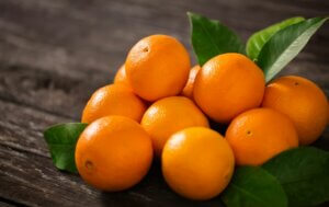 Oranges sur une table.