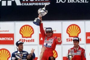 Ayrton Senna sur un podium