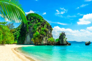 Une île paradisiaque et sa plage. 