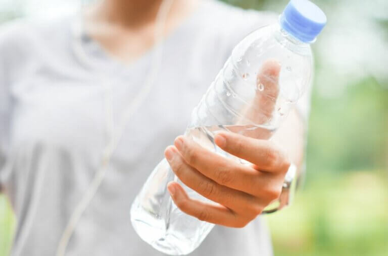 Routine d'exercices avec des bouteilles d'eau