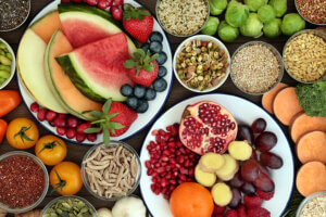 Assortiment de fruits, légumes, céréales et graines.