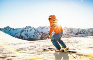 Un skieur sur une piste de ski à la montagne.