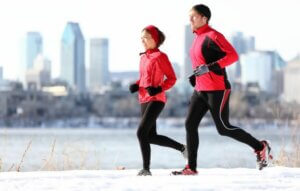 Un couple qui fait du running en hiver. 