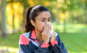 Une femme qui fait du sport avec un rhume.