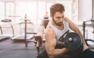 Un homme qui fait des pompes pour travailler ses biceps.