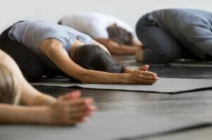 Position de yoga pour détendre le dos. 