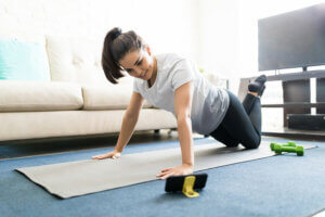 Une jeune femme qui fait des exercices dans sa maison. 