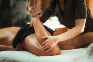 Massage des jambes. 