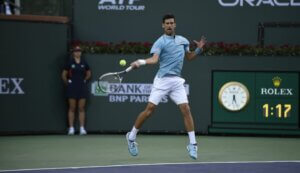 Novak Djokovic pendant un match de tennis. 