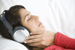 Une jeune femme qui se relaxe en écoutant de la musique. 