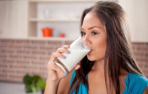 Une femme buvant un verre de lait