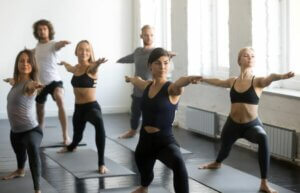 Un cours collectif de yoga. 