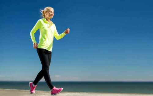 Marcher aide à lutter contre l ostéoporose.