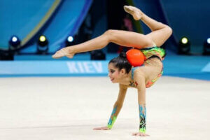 Une gymnaste faisant une figure.