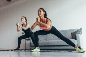 Deux femmes qui pratiquent des squats latéraux. 