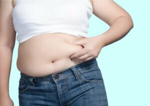 Une femme avec de la graisse abdominale.
